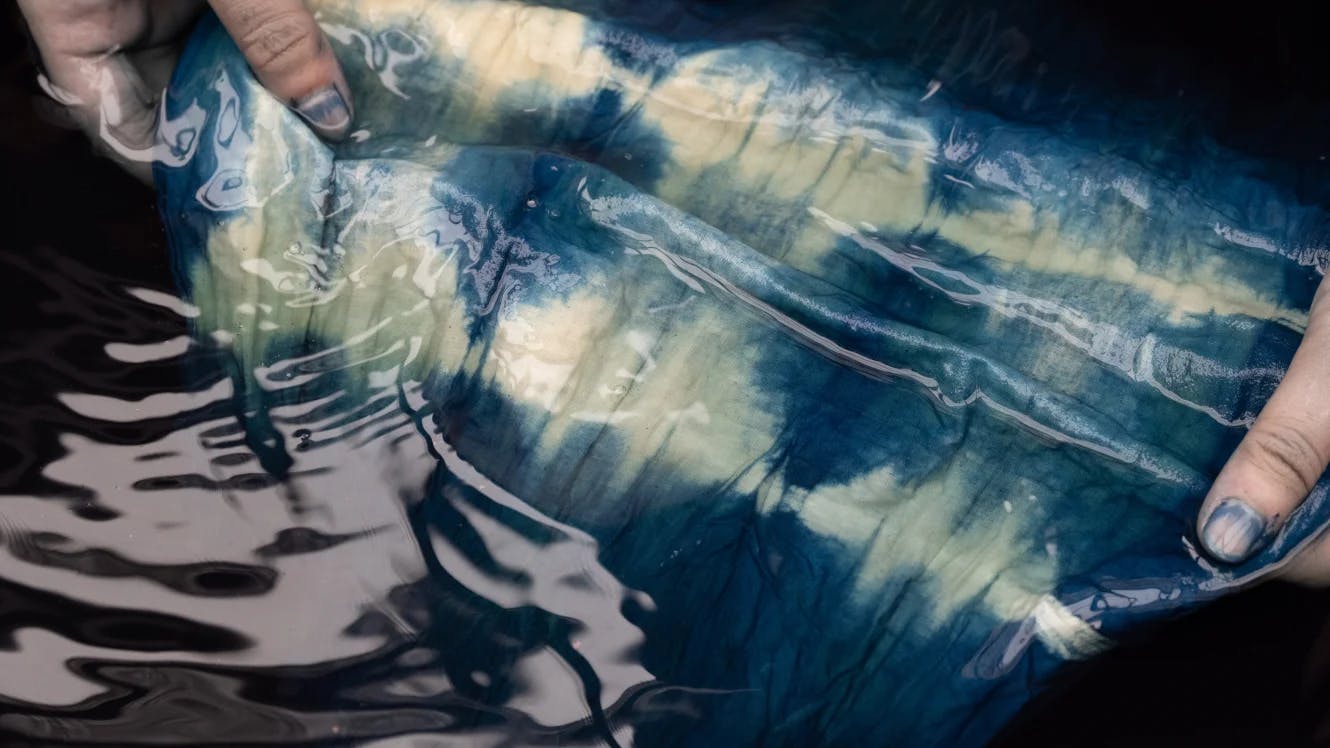 Washing tie-dyed fabric