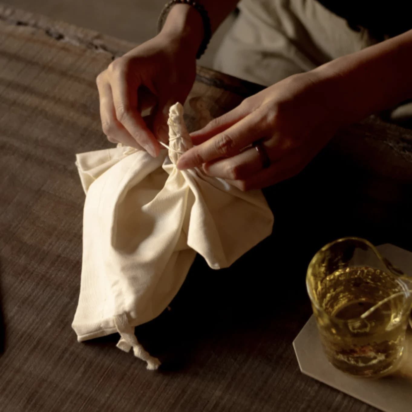 Tying a bag with string for shibori technique
