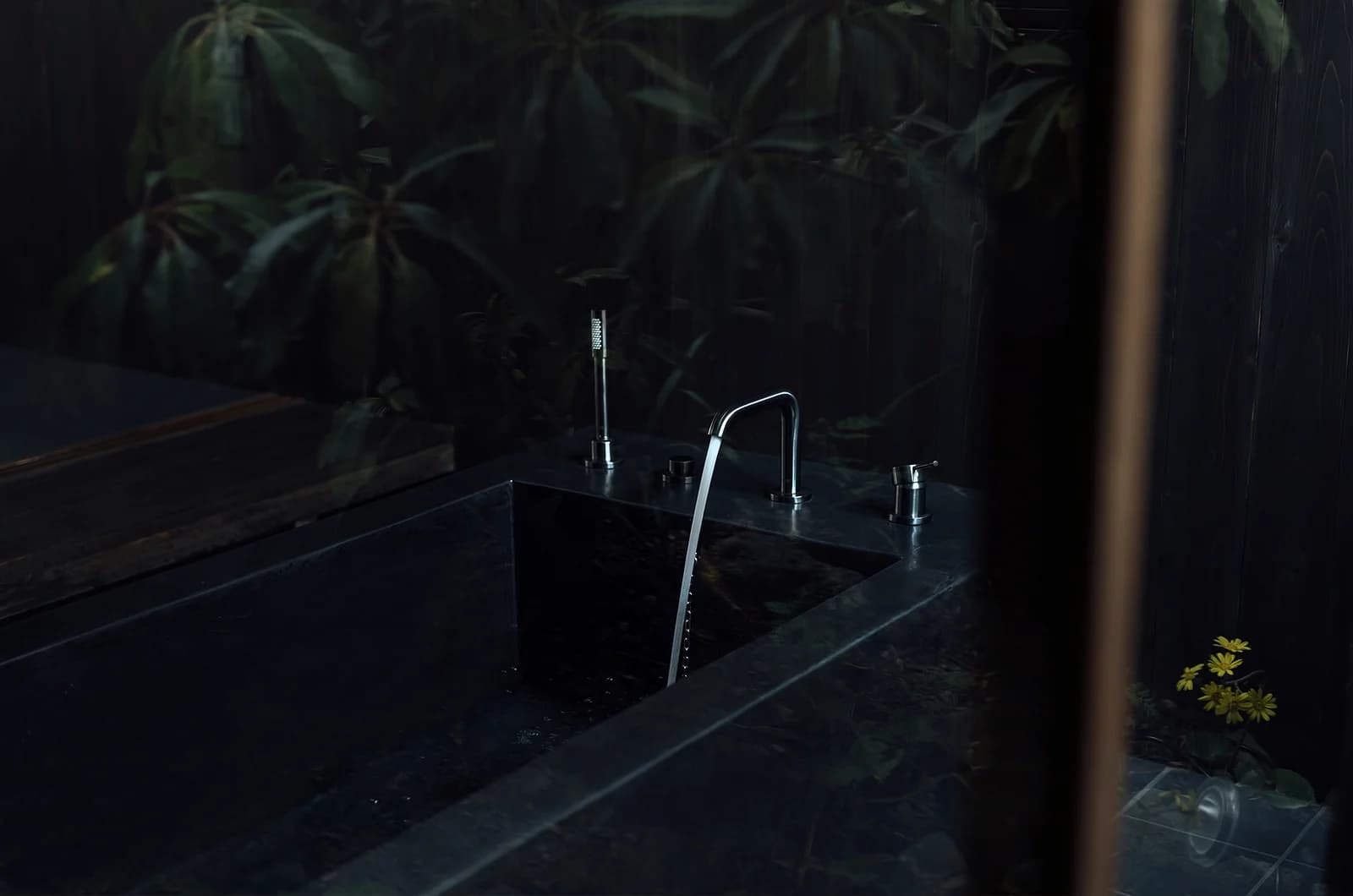 Maana Kamo bathtub detail