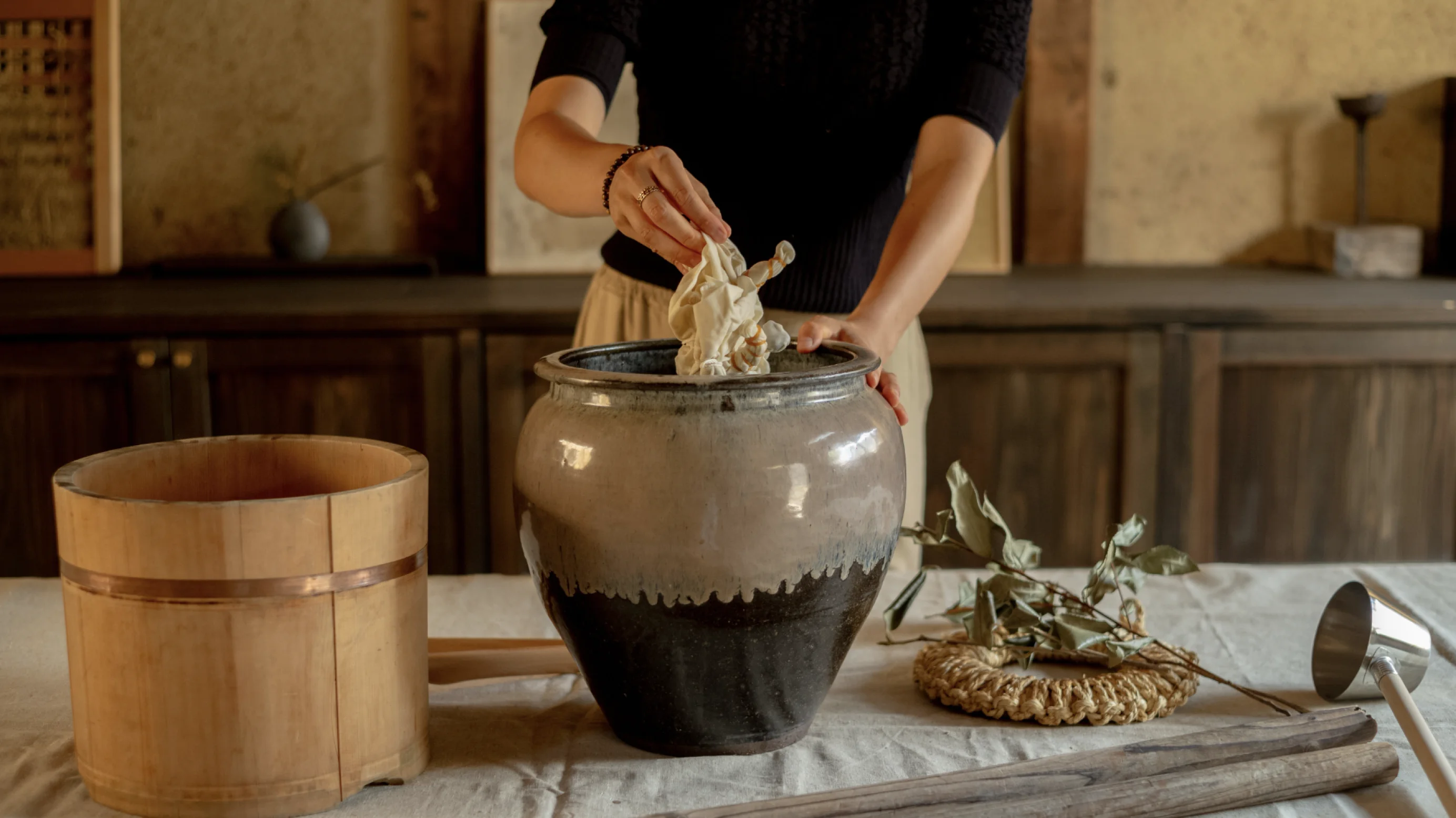 Dyeing a bag in a large ceramic pot