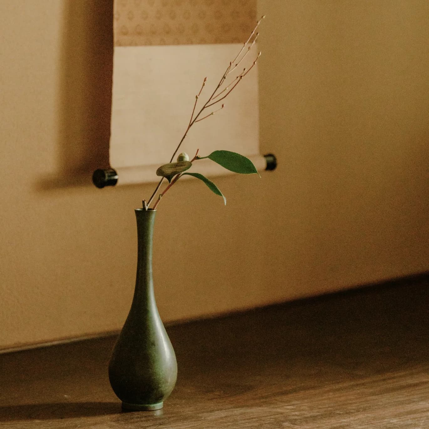 A simple floral arrangement in a traditional Japanese tea room